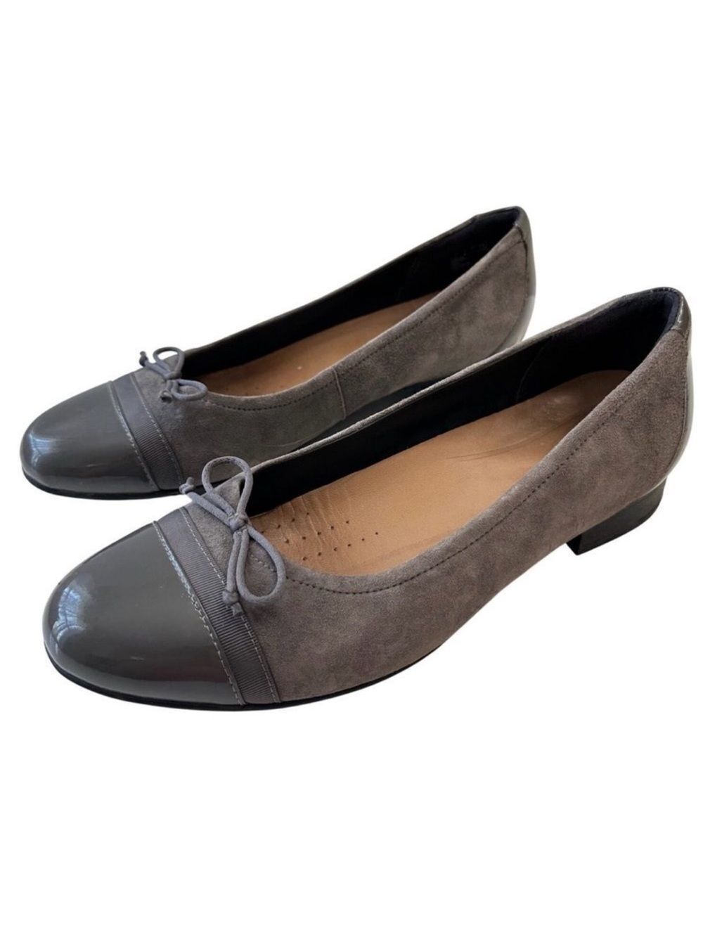 Unstructured Clarks 8 Gray Patent Suede Leather Ballet Flats Shoes